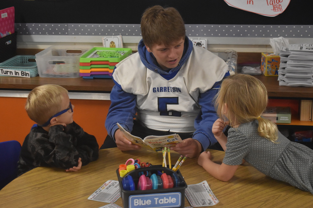 Seniors reading to Kindergarteners