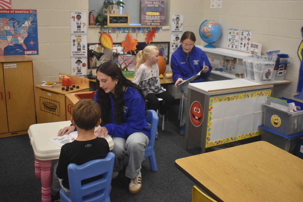 Seniors reading to Kindergarteners