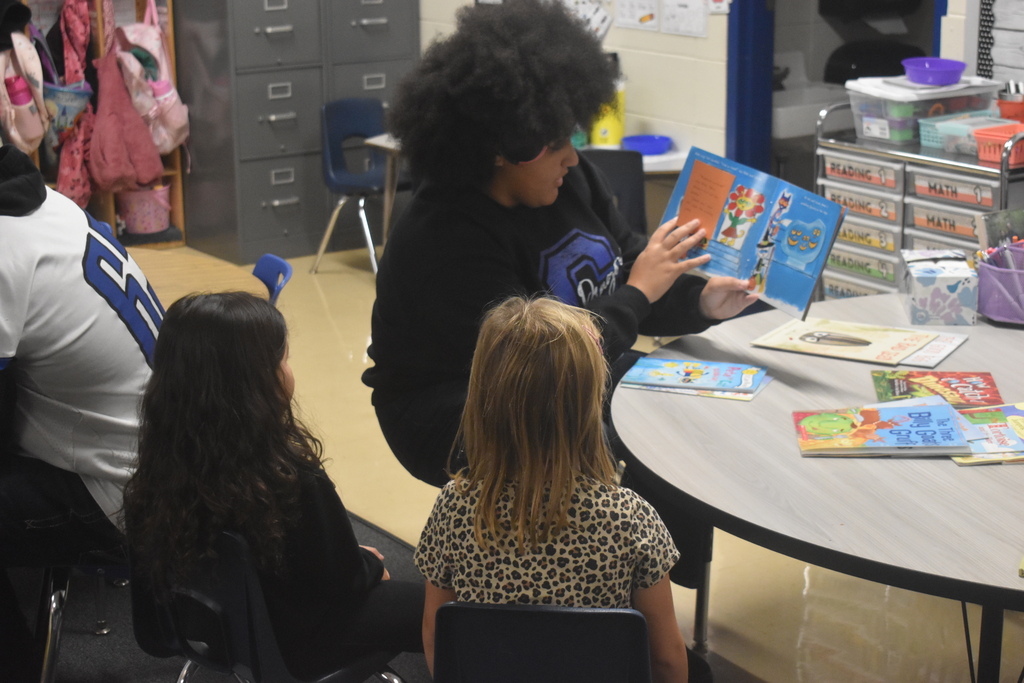 Seniors reading to Kindergarteners