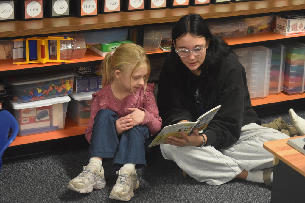 Seniors reading to Kindergarteners