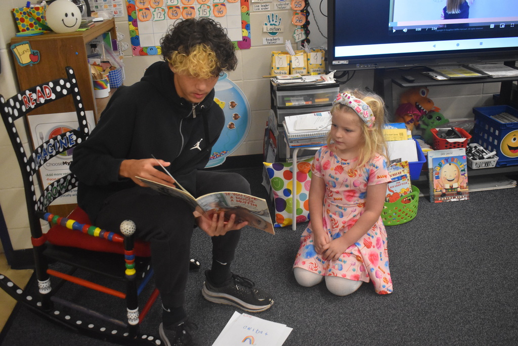 Seniors reading to Kindergarteners