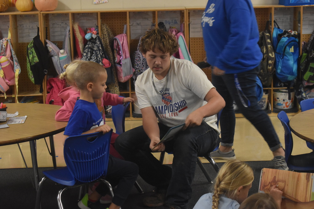 Seniors reading to Kindergarteners