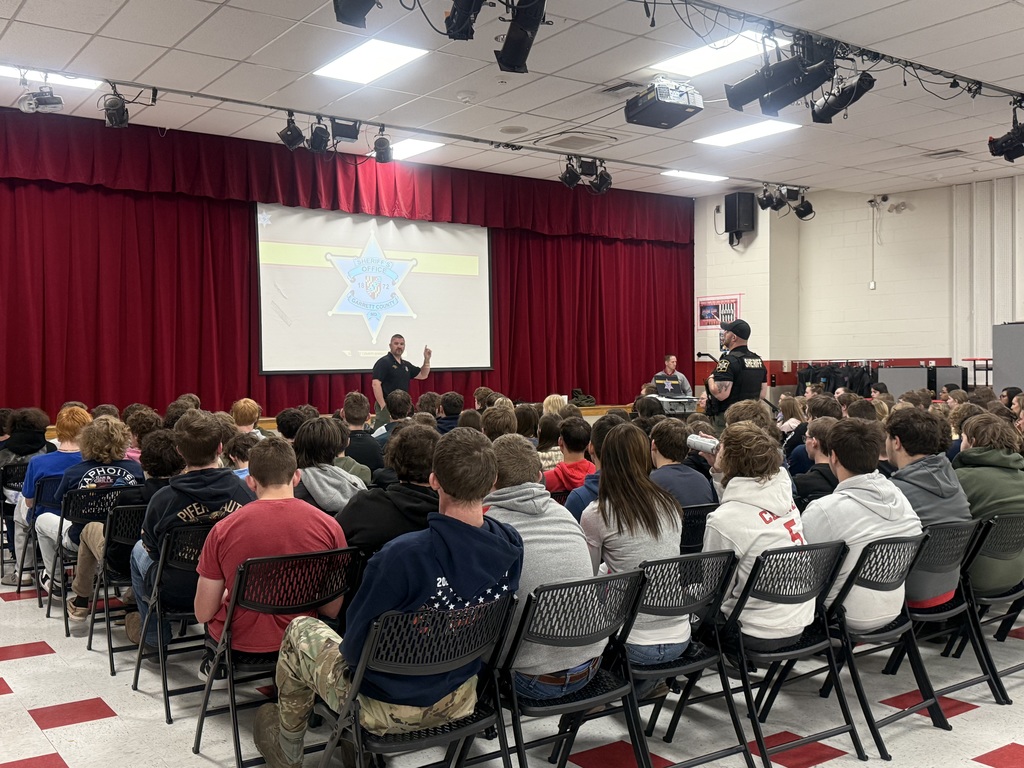 Image of Sheriff Meyers speaking to students at Southern High.