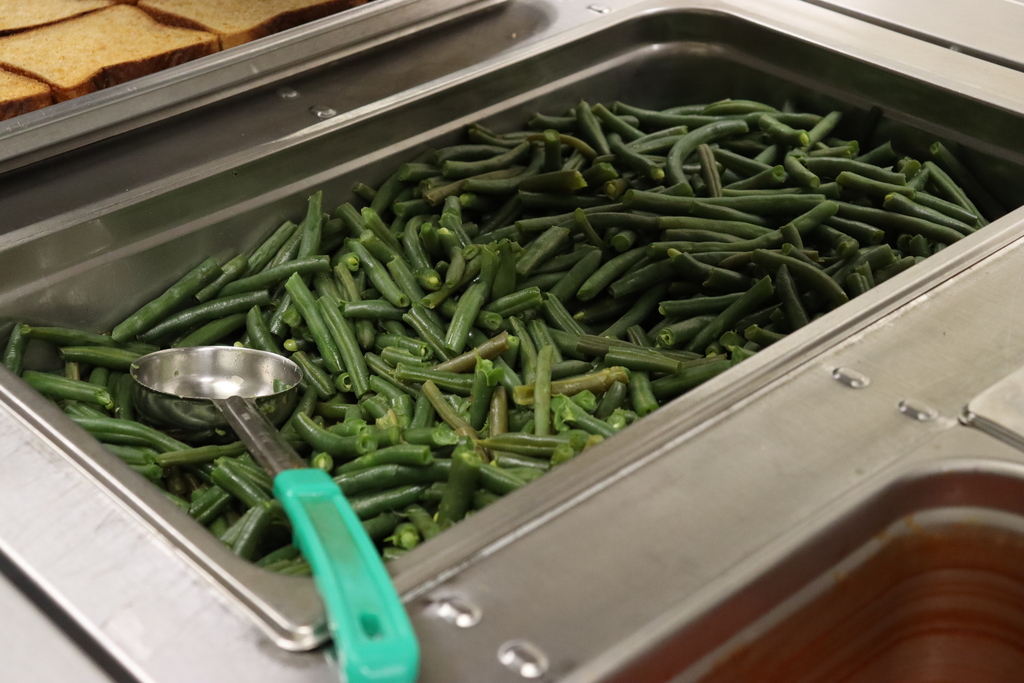 Image of the fresh green beans in a serving tray on the lunch line.