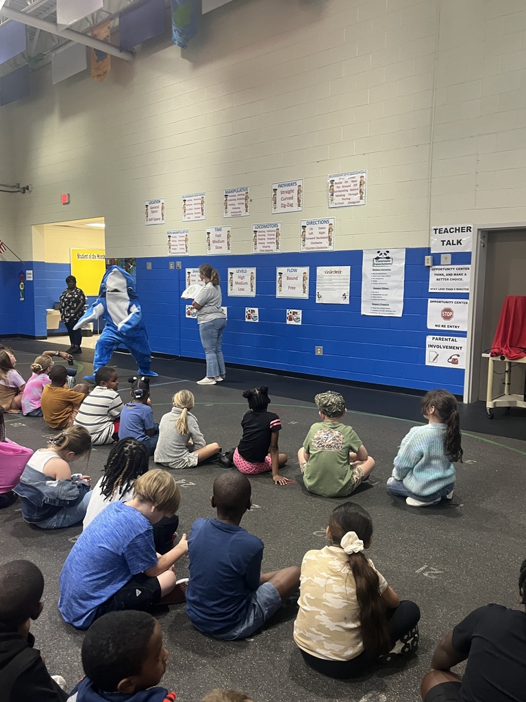 Clark the Shark reading to 2nd grade