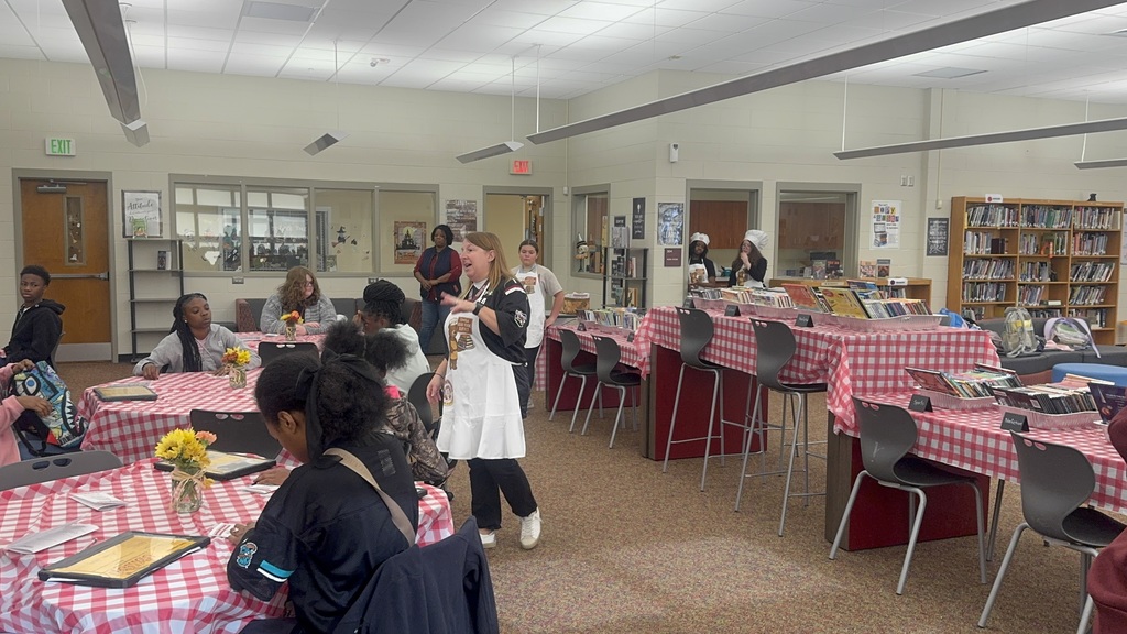 Mrs. Smith and students in library for Bearook Buffet.