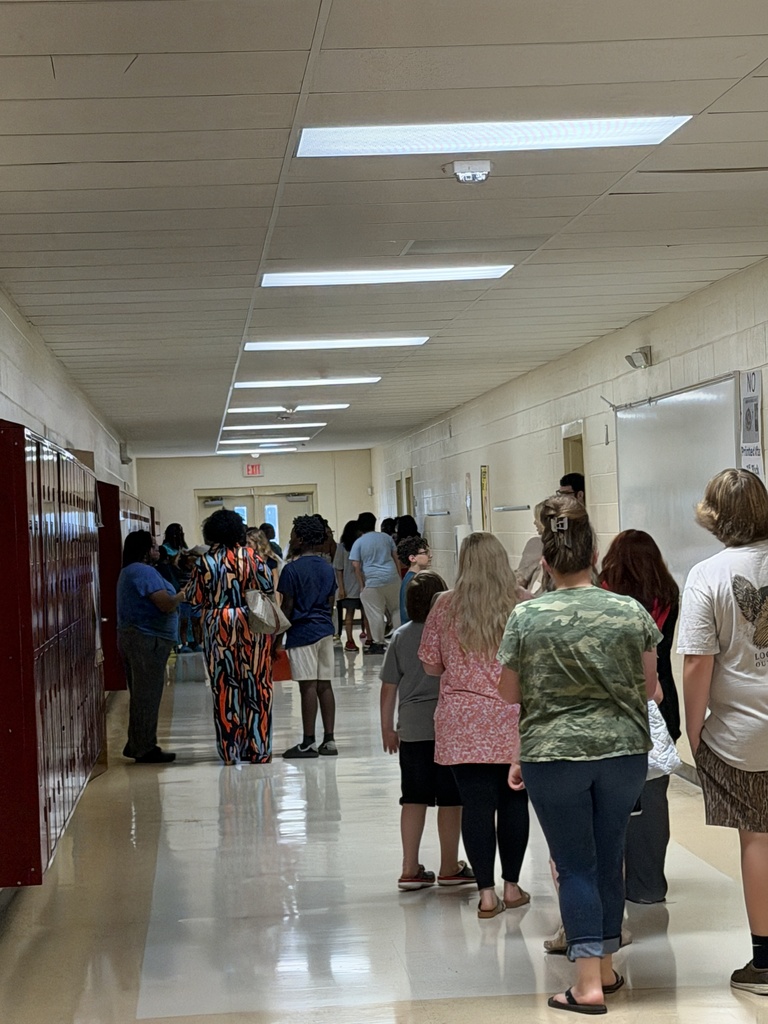 Long line of families with their students, waiting to pick up schedules
