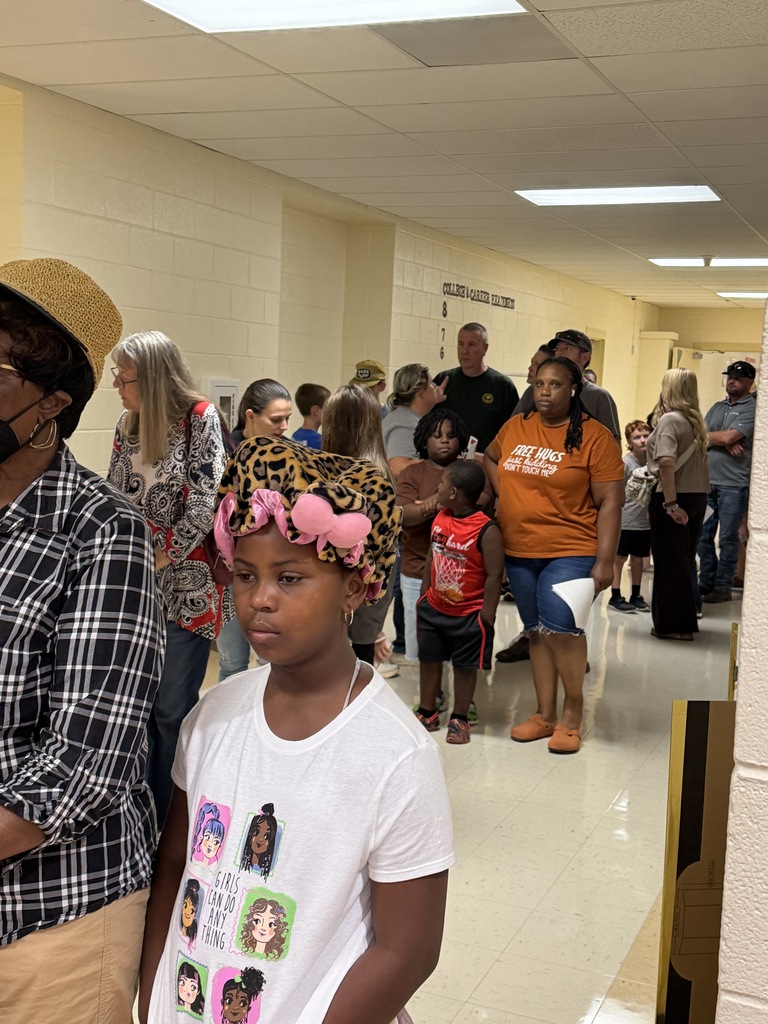 Long line of families with their students, waiting to pick up schedules