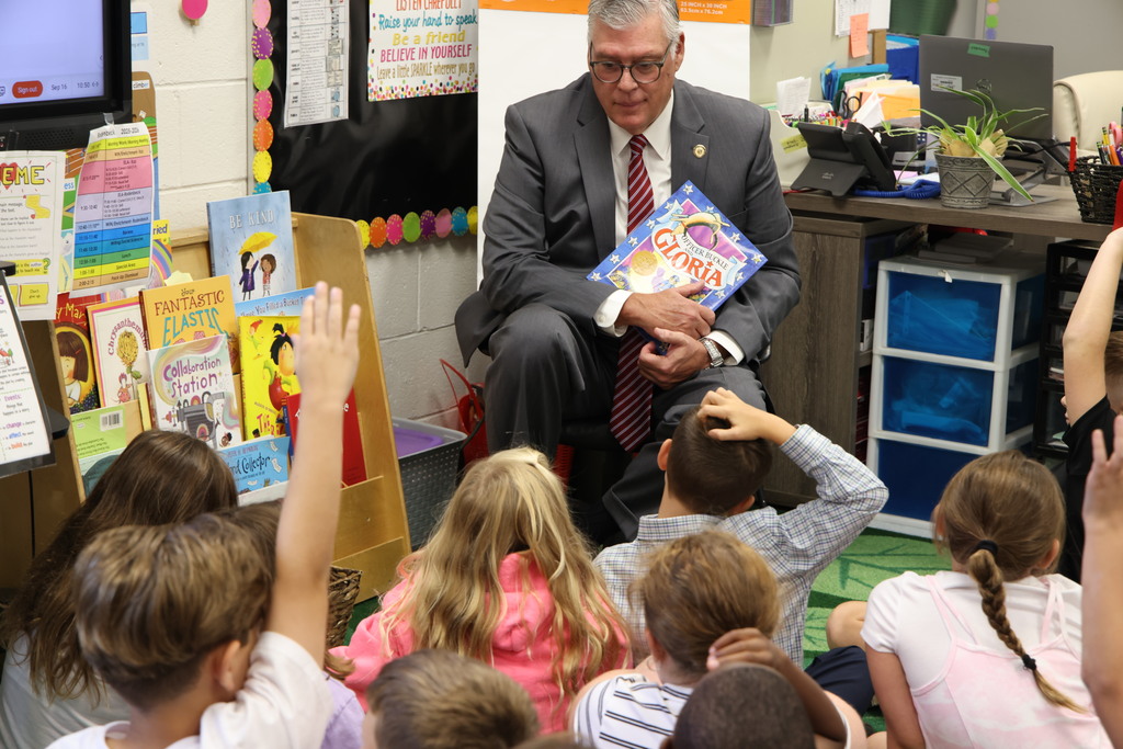 Sheriff Weaver reads to a 3rd grade class at Waccamaw Elementary.