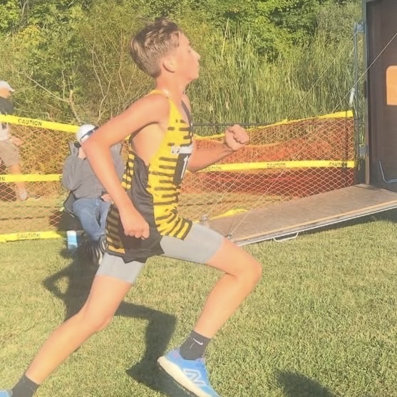 High school varsity XC woke up early this morning to compete in the Loveland Invitational! New personal records today for Amara, Elliott, Wyatt, Avery, Zeb, and Justin! 👟 New season best times for Mason and Hunter!
