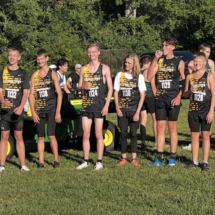 High school varsity XC woke up early this morning to compete in the Loveland Invitational! New personal records today for Amara, Elliott, Wyatt, Avery, Zeb, and Justin! 👟 New season best times for Mason and Hunter!