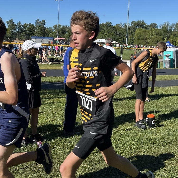 High school varsity XC woke up early this morning to compete in the Loveland Invitational! New personal records today for Amara, Elliott, Wyatt, Avery, Zeb, and Justin! 👟 New season best times for Mason and Hunter!