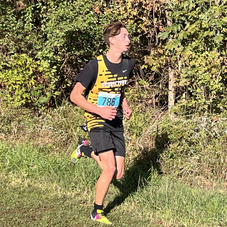 JH & HS cross country woke up early to compete in the SBAAC Championships! ⚫️🟡 Our runners represented Gtown very well this morning!