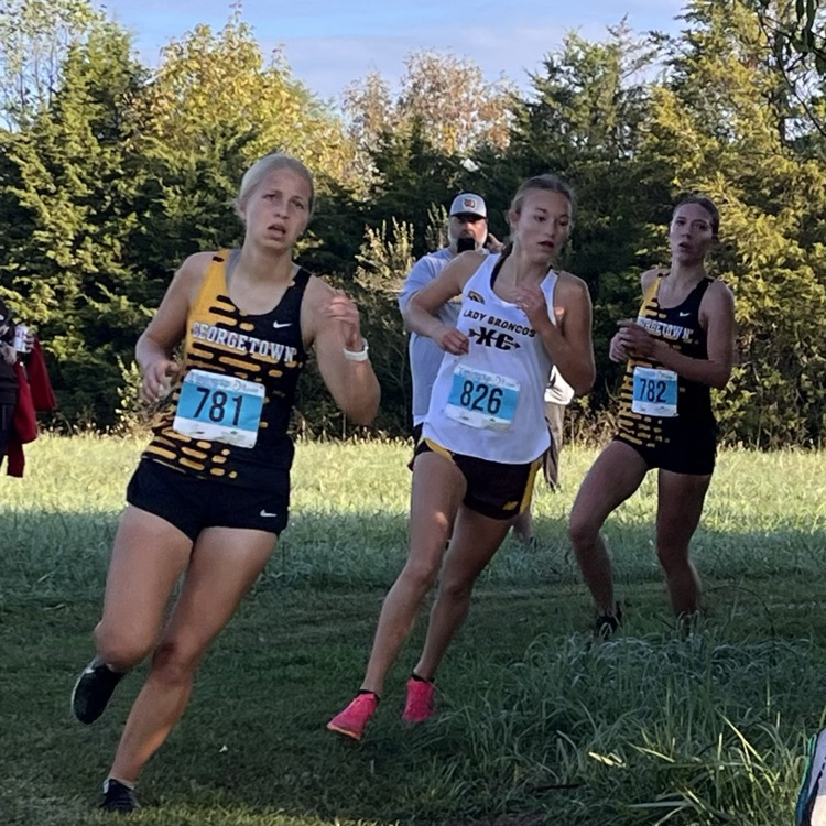 JH & HS cross country woke up early to compete in the SBAAC Championships! ⚫️🟡 Our runners represented Gtown very well this morning!