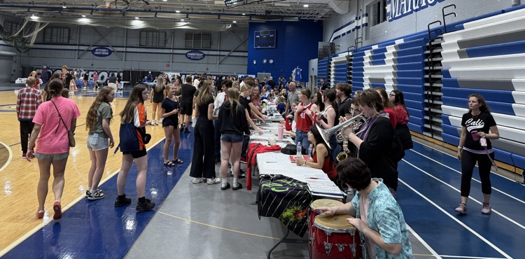 incoming freshman signing up for activities