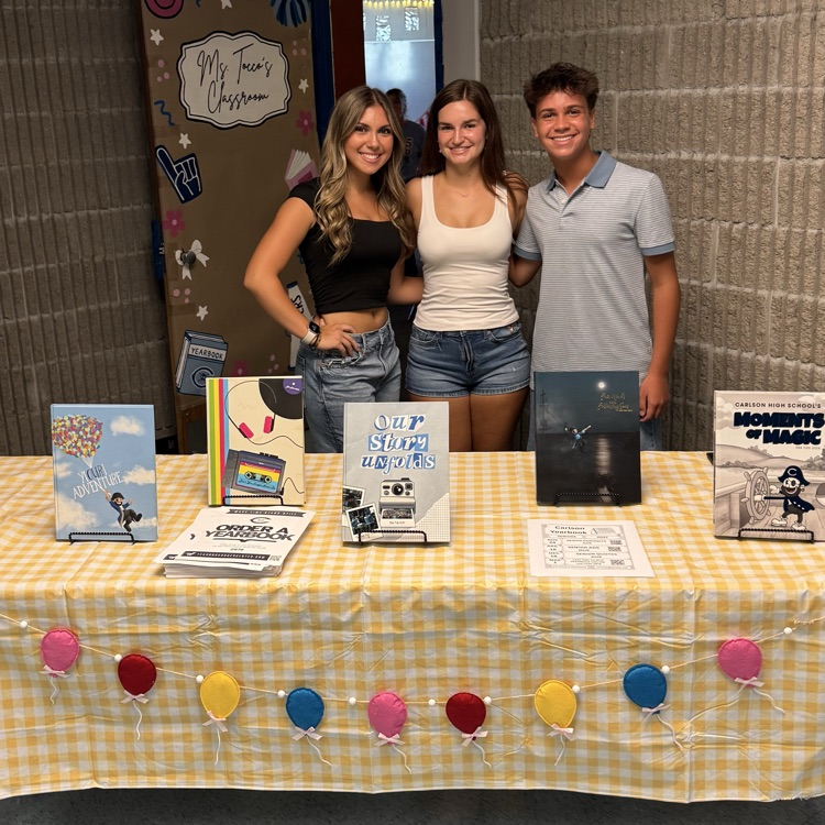 students at the yearbook table