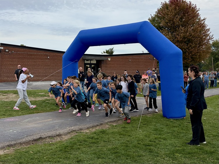 students running in a color run