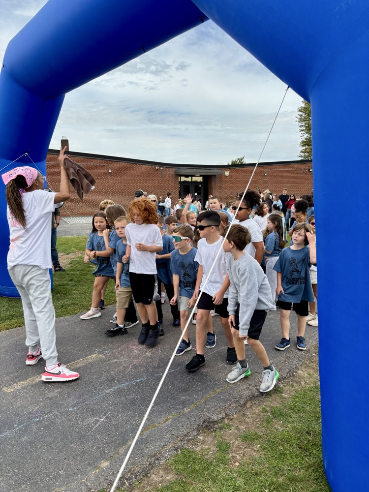 students running in a color run
