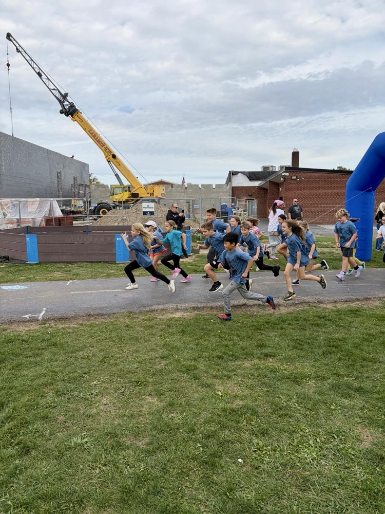 students running in a color run