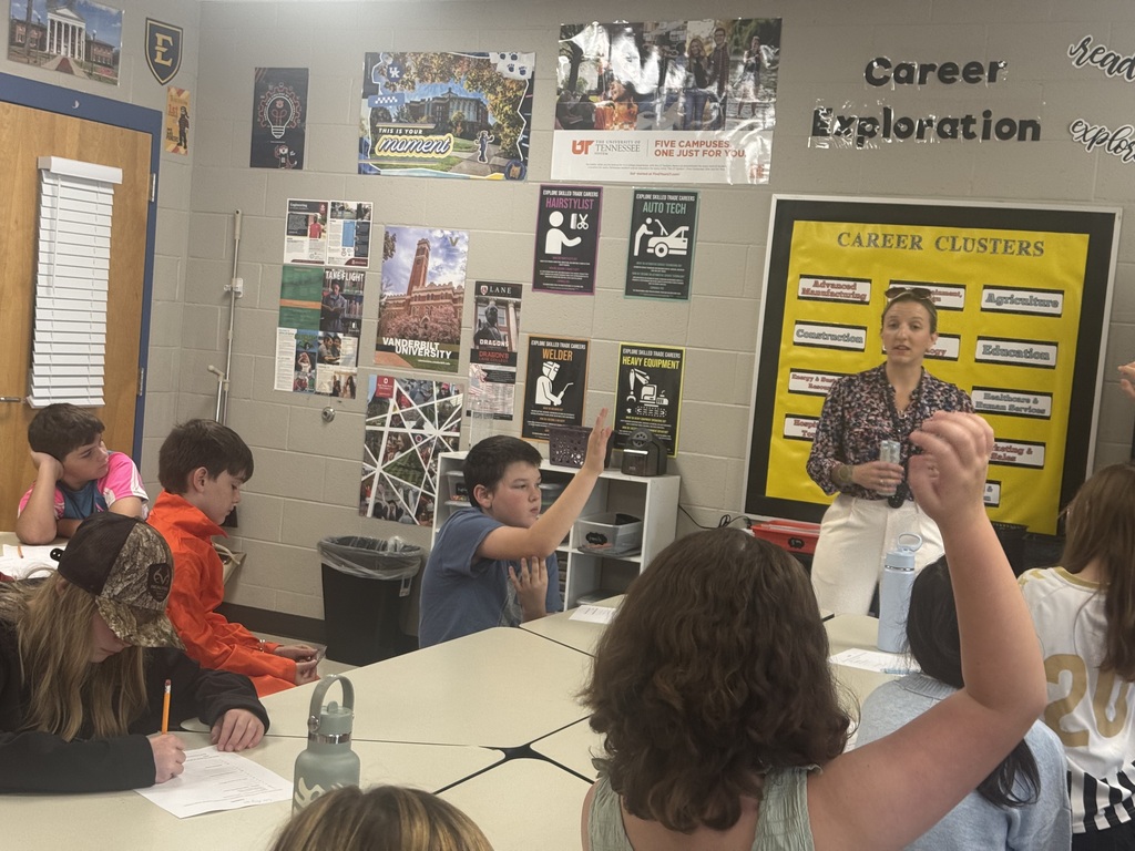 speaker answers students' questions