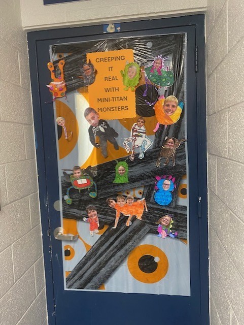Mini Titan MONSTERS door