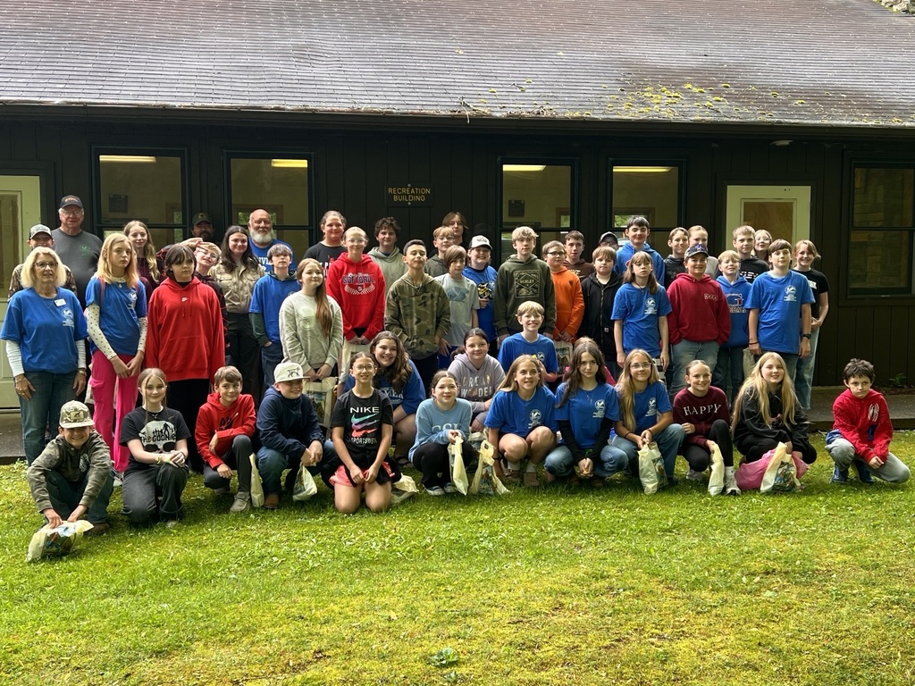 6th grade class on Conservation Day posing outside of the main building at cedar creek