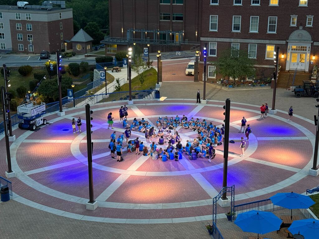 students in the ampetheater