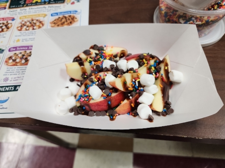 apple nachos with chocolate, marshmallow, sprinkles, and chocolate chips