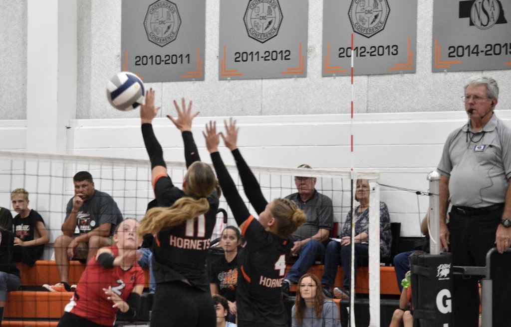 hornet vball players blocking