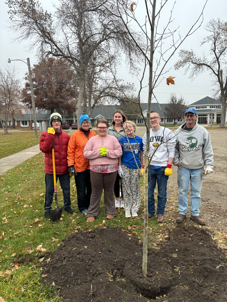 Great group planting trees in park in Reinbeck .