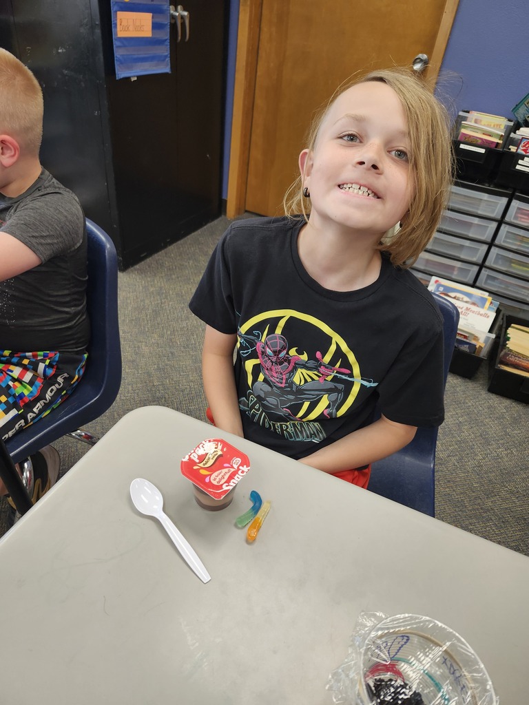 A snack of "mud" and worms!