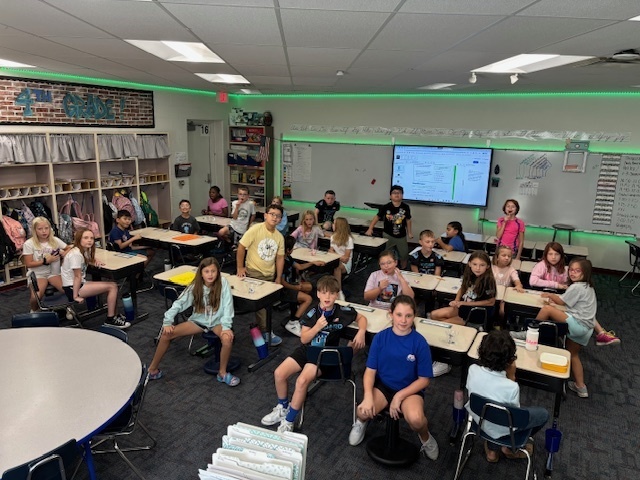 Mrs. Pankratz class smiling for a photo