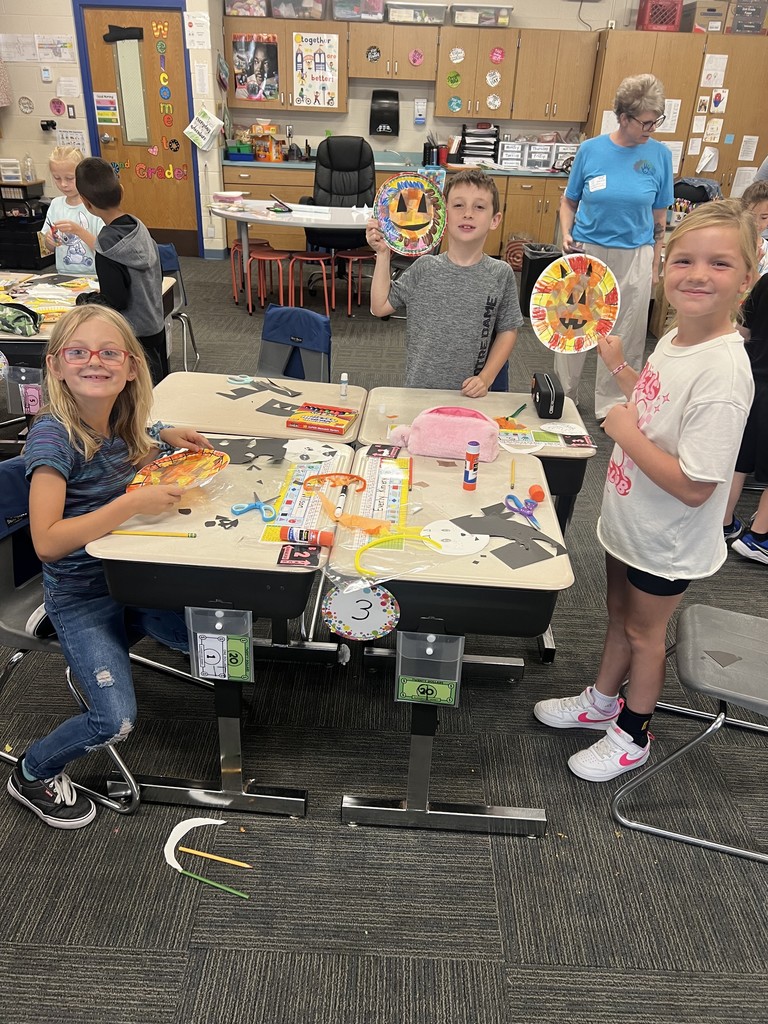 Ms. Savute's Class: We’re getting into the fall season spirit! We did a STEAM art activity. We talked about light and transparency: how light passes through tissue paper, creating glowing colors.