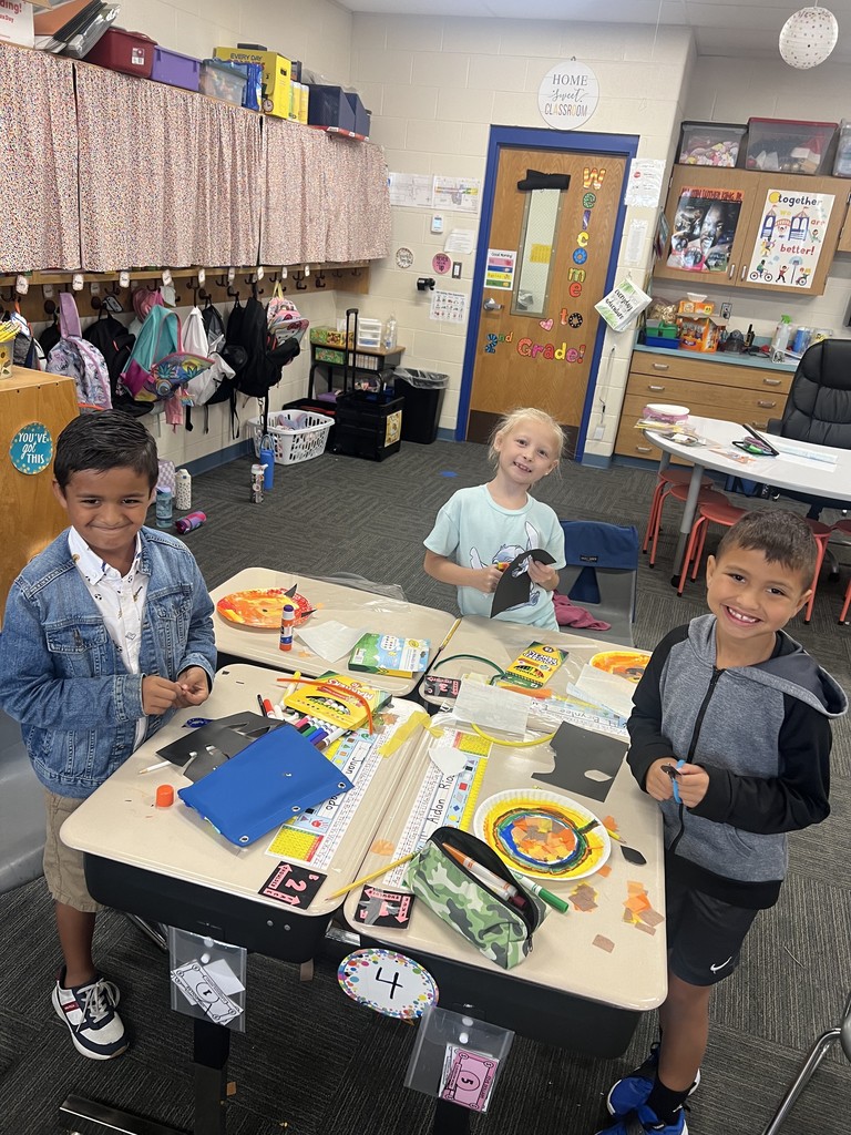 Ms. Savute's Class: We’re getting into the fall season spirit! We did a STEAM art activity. We talked about light and transparency: how light passes through tissue paper, creating glowing colors.