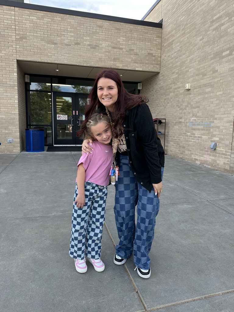 Twinning with checkered jeans 💙🤍