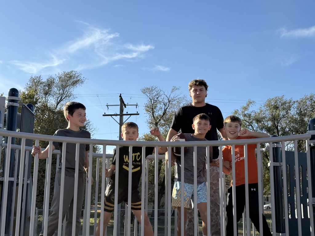 3rd grade is enjoying a gorgeous 70* day at recess!!