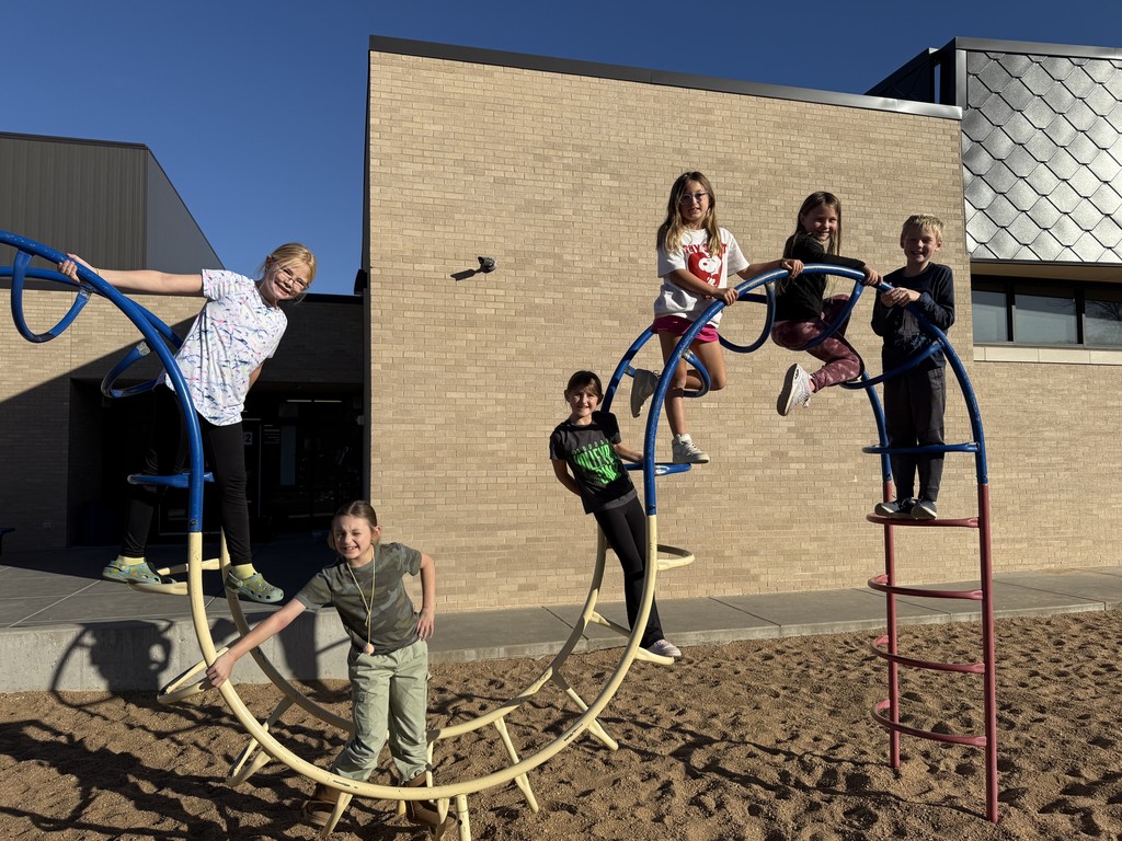 3rd grade is enjoying a gorgeous 70* day at recess!!