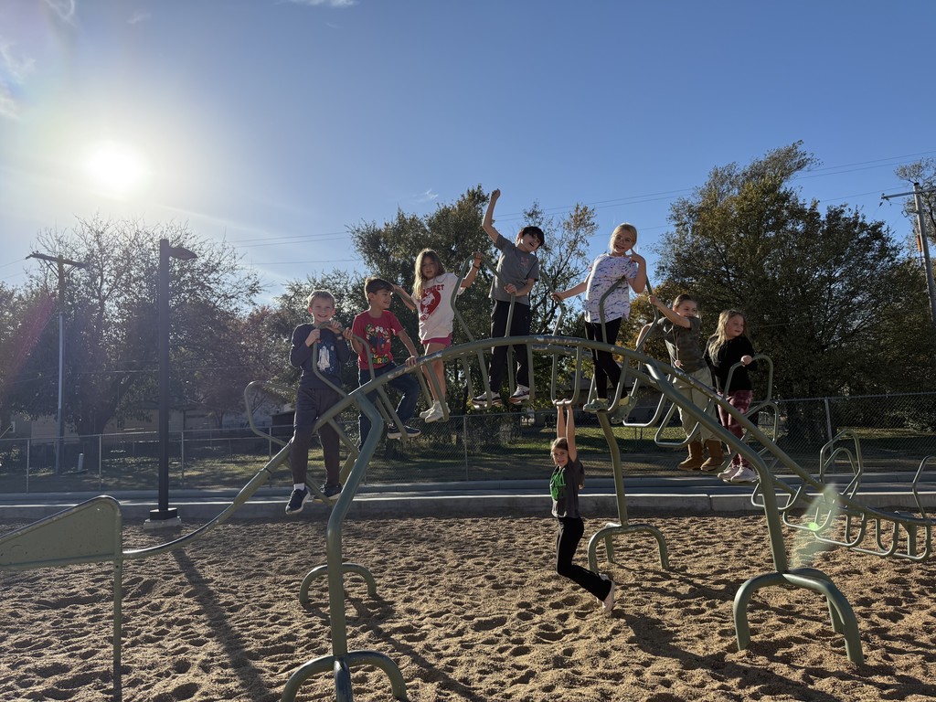 3rd grade is enjoying a gorgeous 70* day at recess!!