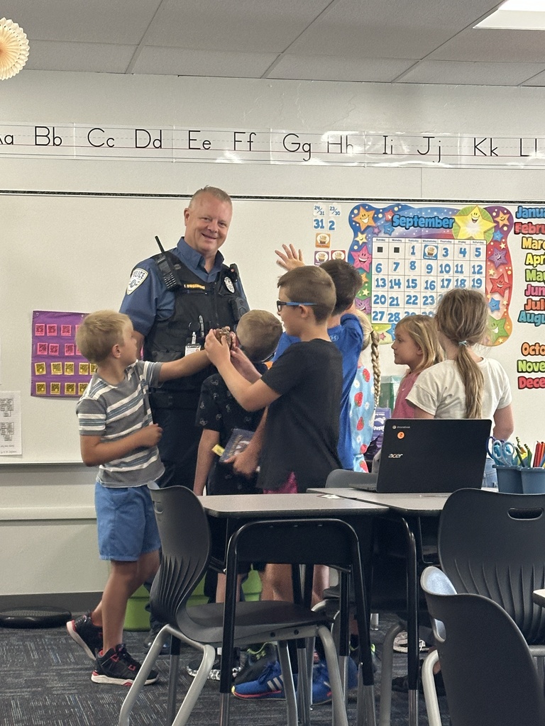 Officer Dwornicki stopped into 3rd grade for a quick hello!