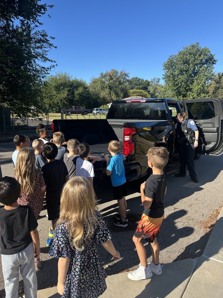 Thank you so much to Deputy Chief Phelps and Officer Dwornicki for coming to Ms. Burr’s class Friday morning and talking about their job, as well as reading a book about classroom safety. We love them and appreciate them so much!! 💙💙