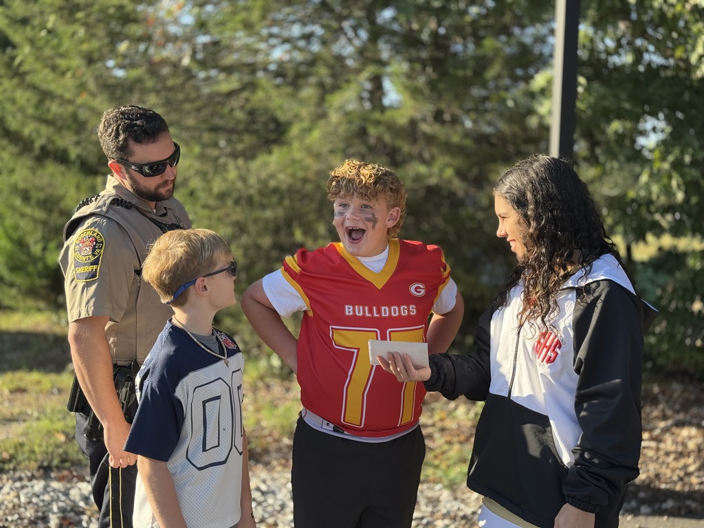 Students figuring out a word problem with the SRO
