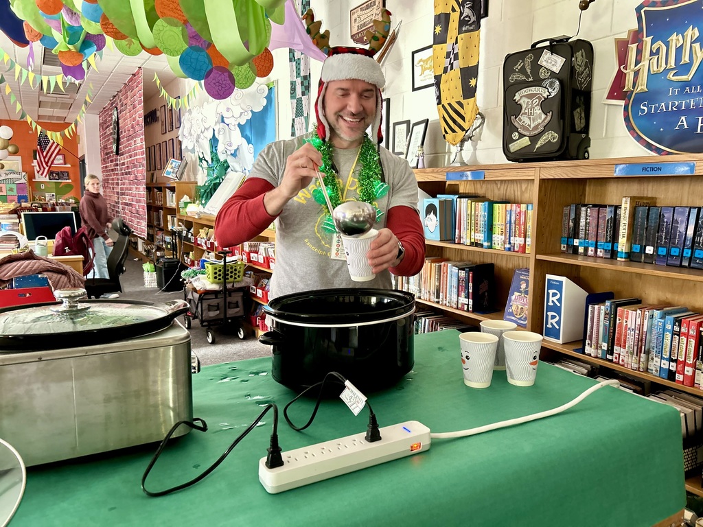 Parent volunteer preparing hot coca 