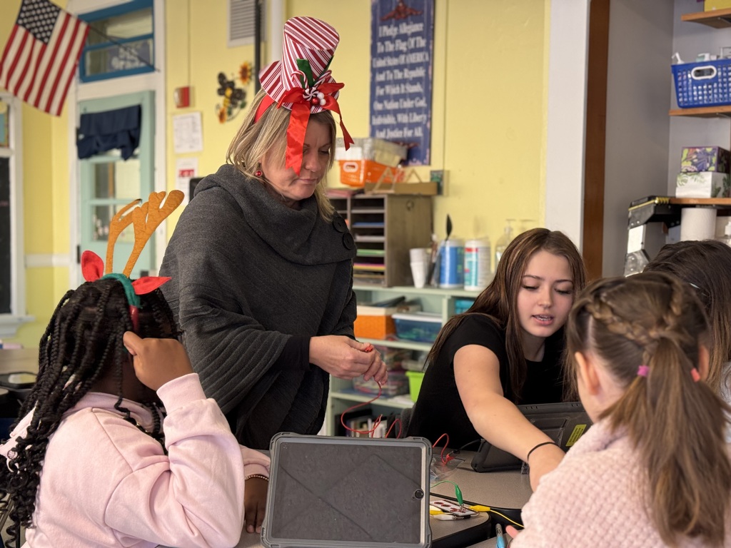 Mrs. Cosby working with a group of students 