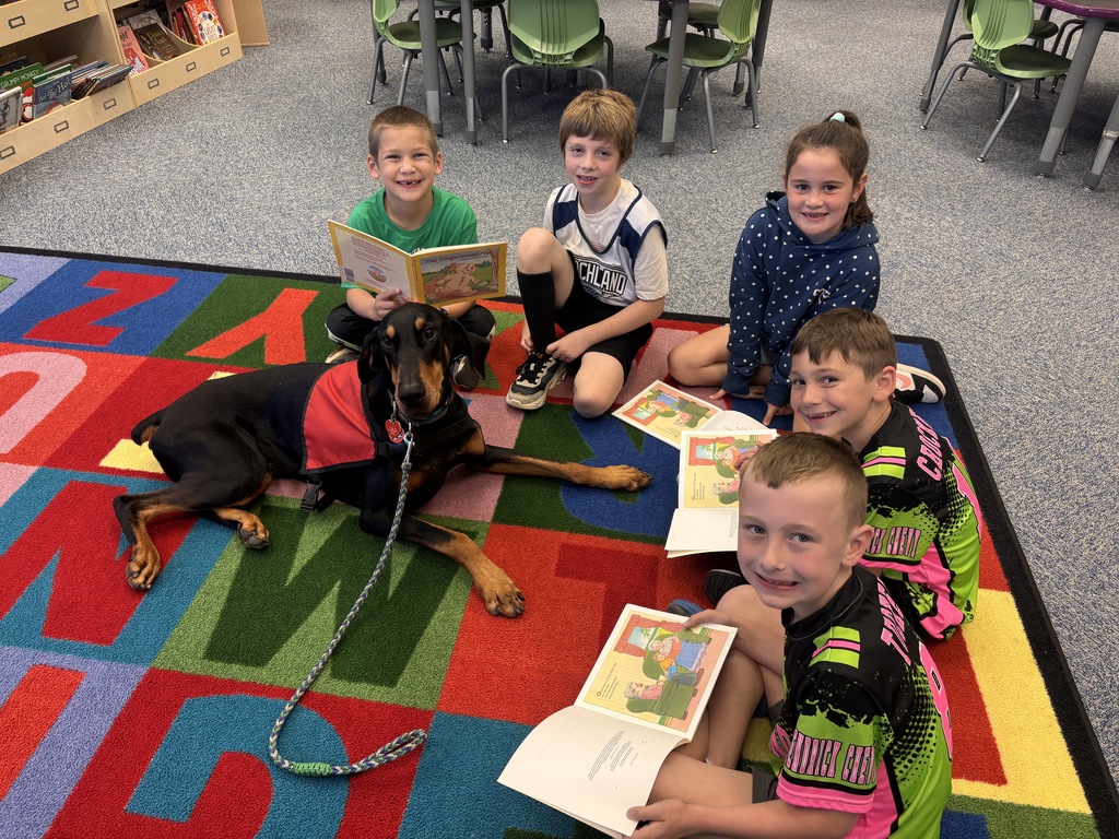 Students reading to the Reading Therapy Dog, Pi