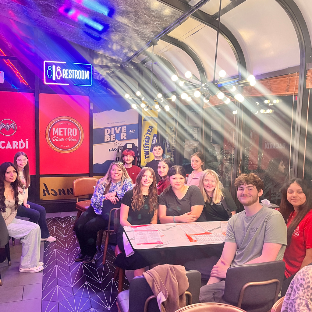 HOSA students enjoying dinner at conference.