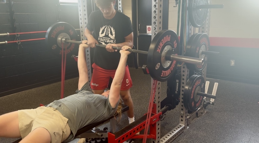SHS students in weight training lifting.