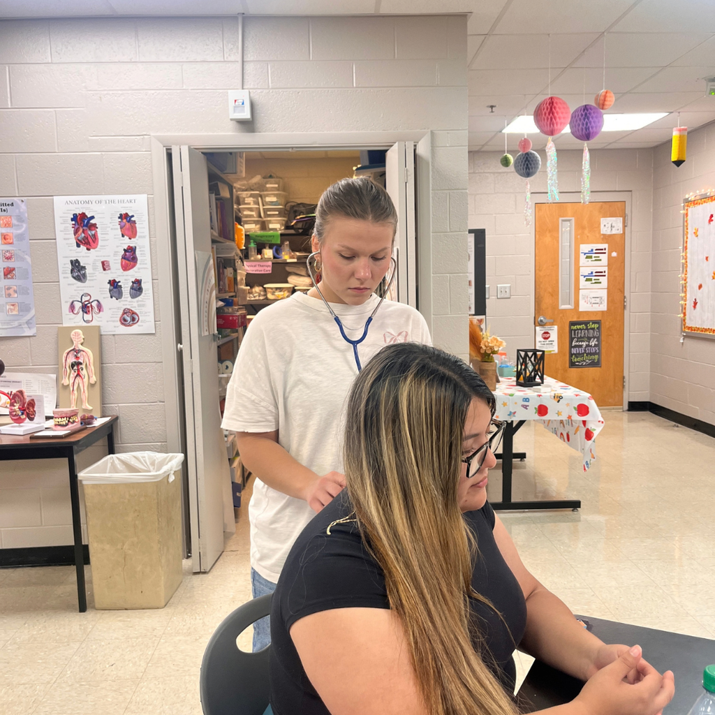 📚🫁 Mrs. Lee’s Essentials class has been exploring the respiratory system this week! Today, students learned how to listen to lung sounds and practiced their skills with classmates, gaining hands-on experience while discovering how our lungs keep us breathing every day. 