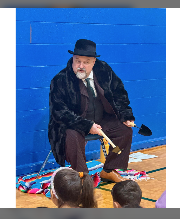 Mr. Terry Allee entertained Kindergarten-2nd Grade students with an interactive presentation of Barnum Brown. The archeologist who found the first bones of the Tyrannosaurus Rex 🦖. Students were engaged in the storytelling by Mr. Allee. Thank you for such an amazing experience!