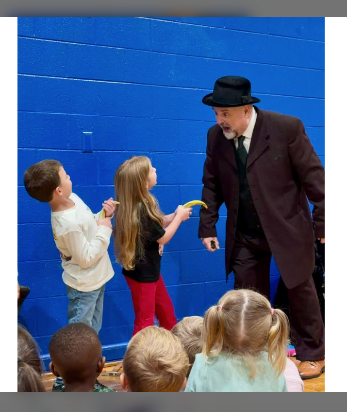 Mr. Terry Allee entertained Kindergarten-2nd Grade students with an interactive presentation of Barnum Brown. The archeologist who found the first bones of the Tyrannosaurus Rex 🦖. Students were engaged in the storytelling by Mr. Allee. Thank you for such an amazing experience!