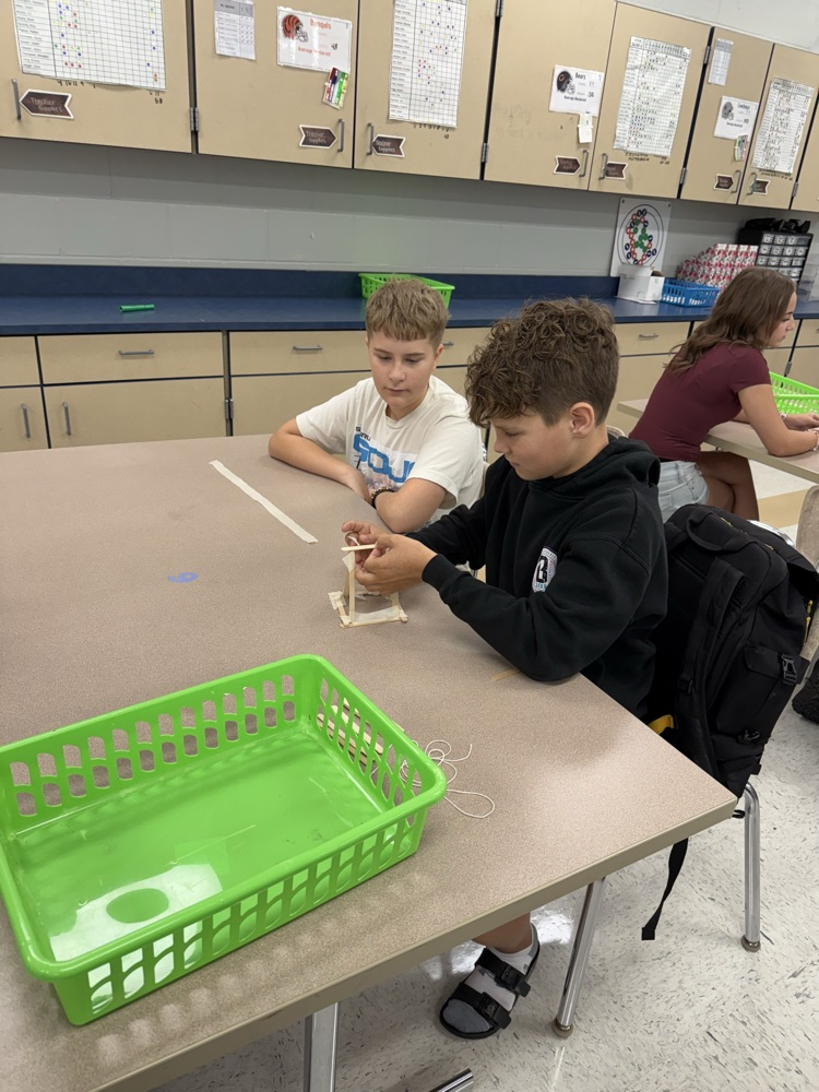 Mrs. Reitter’s (Shelanskey) Science class made inquiries and observations when given a set of supplies. Students tried to build the biggest standing tower!